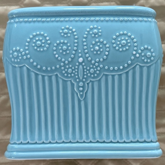 Lenox American by Design French Perle Groove Sq. Ceramic Tissue Holder- Ice Blue - Picture 4 of 10